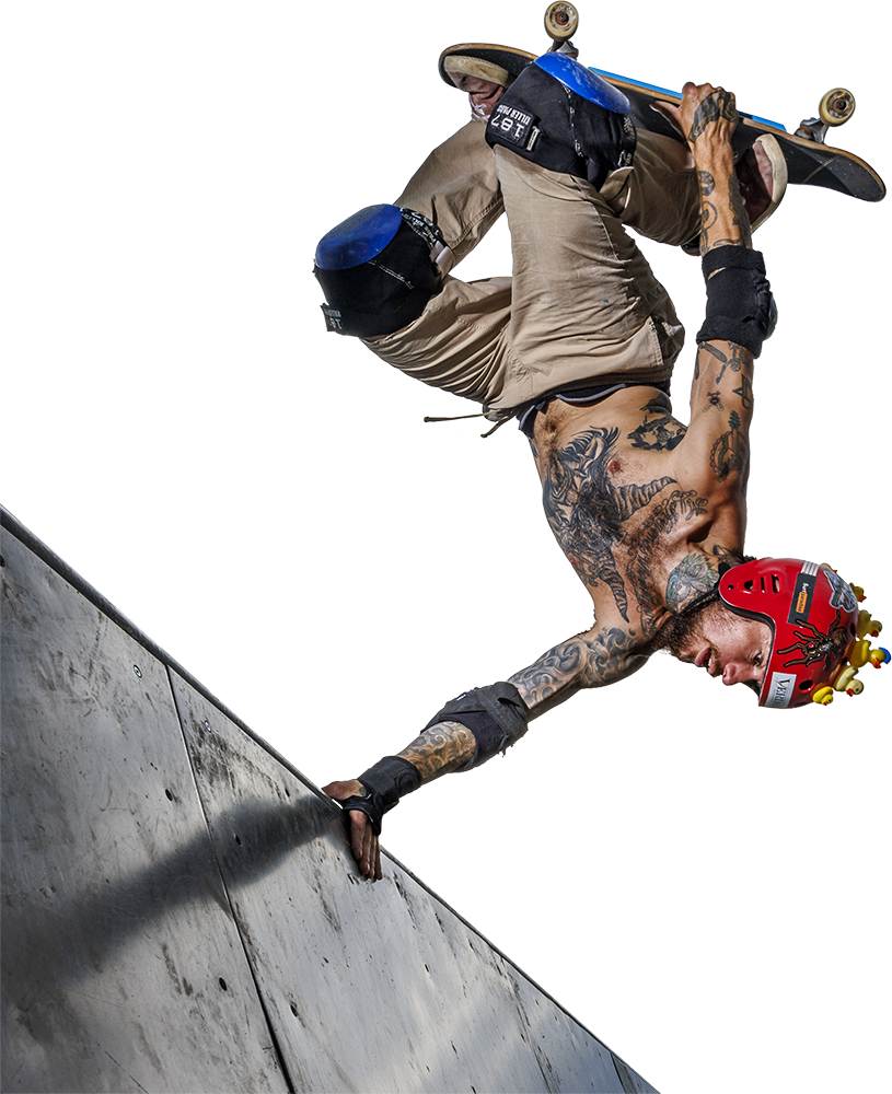skateur effectuant une figure en haut de la rampe