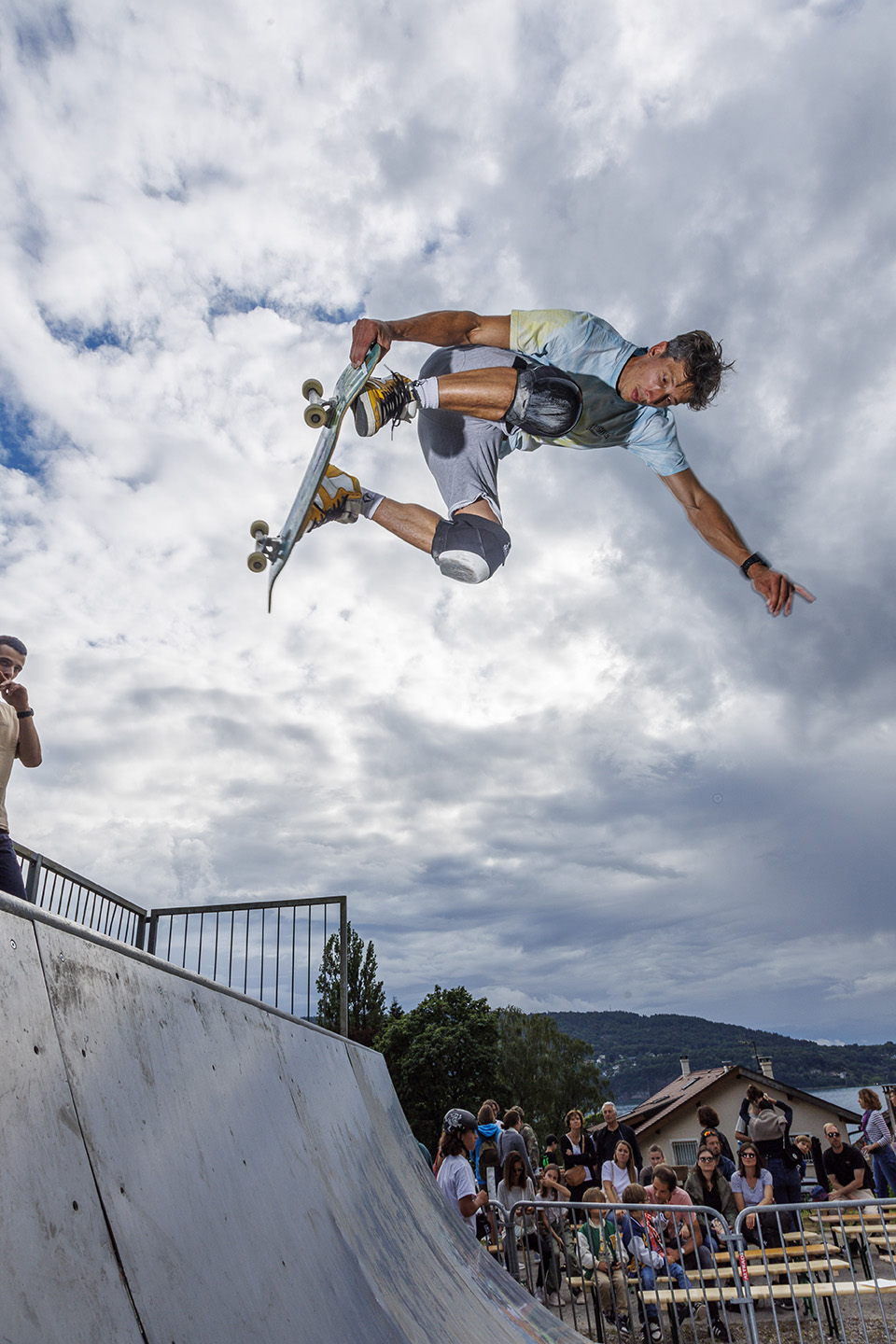 Skateur Brichet effectuant un trick aérien sur la rampe